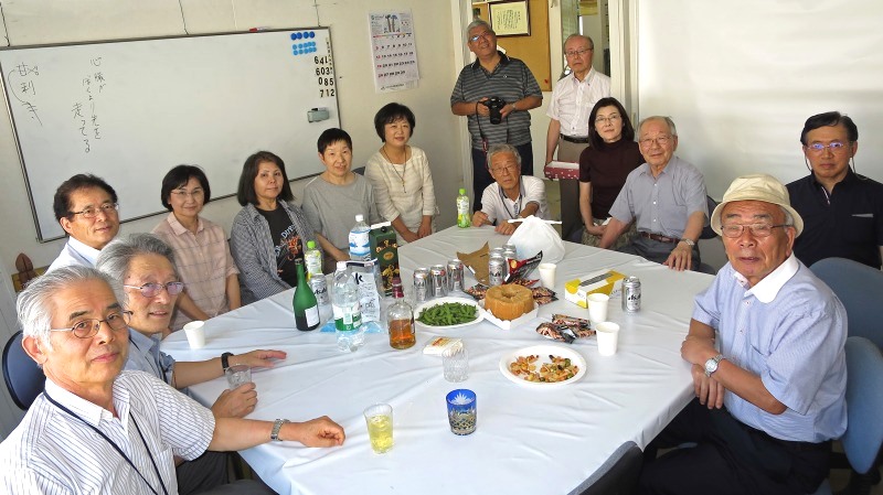 総会も無事終了しホッと一息、事務所での打ち上げ風景です