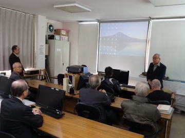 納会に先立ち事務所で情報交換会