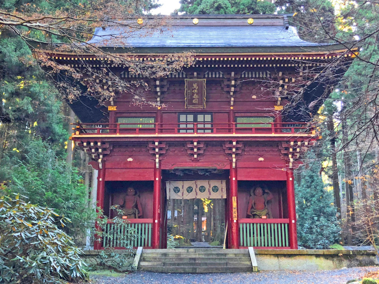 『御岩神社の山門』　久保裕さん撮影