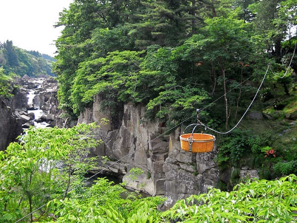 厳美渓の空とぶ団子